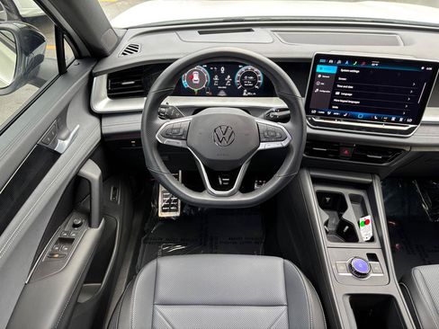 Used 2025 Volkswagen Tiguan SE R-Line AWD/4WD image 4