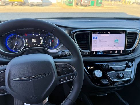 New 2026 Chrysler Pacifica Select image 12