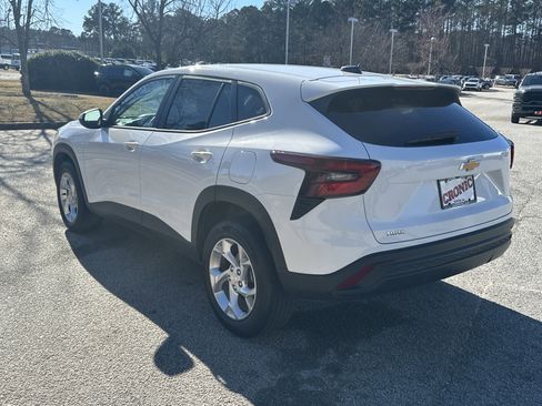 Used 2025 Chevrolet Trax LS w/ LS Convenience Package image 7