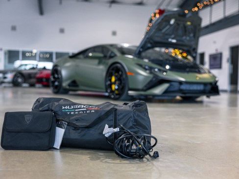 Used 2023 Lamborghini Huracan Tecnica image 32