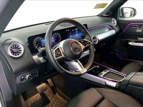 Used 2025 Mercedes-Benz GLB 250 4MATIC image 17