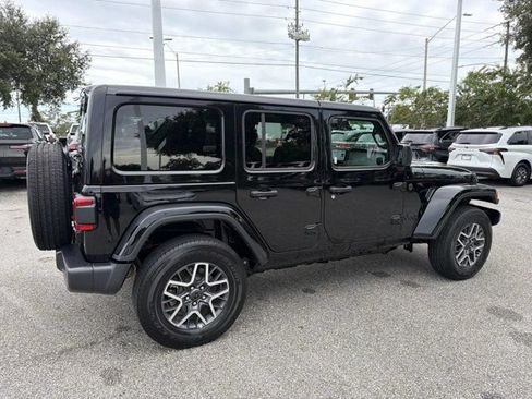 Used 2026 Jeep Wrangler Unlimited Sahara AWD/4WD image 2