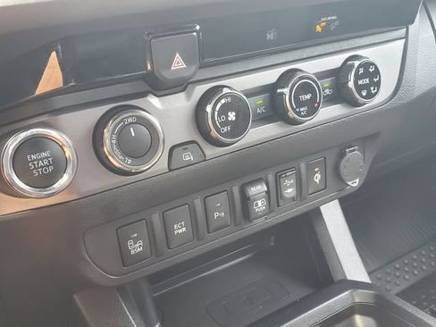 Used 2018 Toyota Tacoma TRD Sport w/ Technology Package AWD/4WD image 28