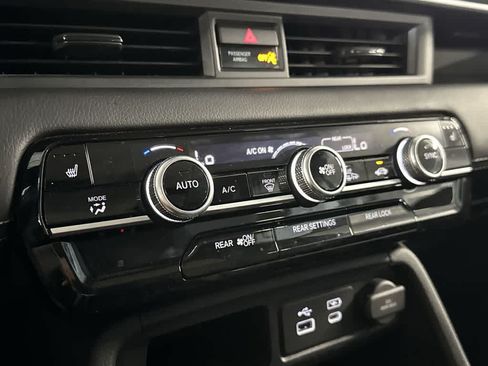 Used 2024 Honda Pilot Touring image 18