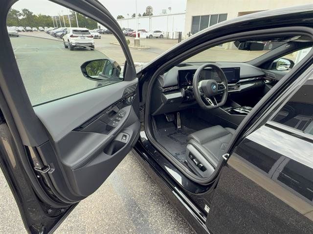 Used 2025 BMW 550e xDrive w/ Premium Package AWD/4WD image 7