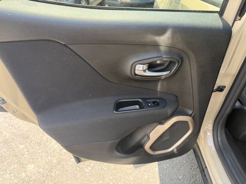 Used 2016 Jeep Renegade Latitude AWD/4WD image 30