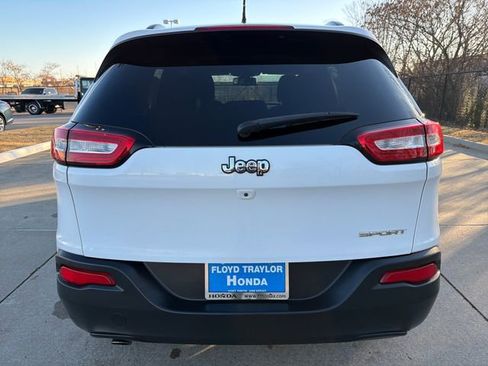 Used 2016 Jeep Cherokee Sport image 4