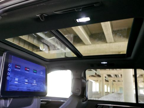 Used 2025 Chevrolet Suburban High Country image 25