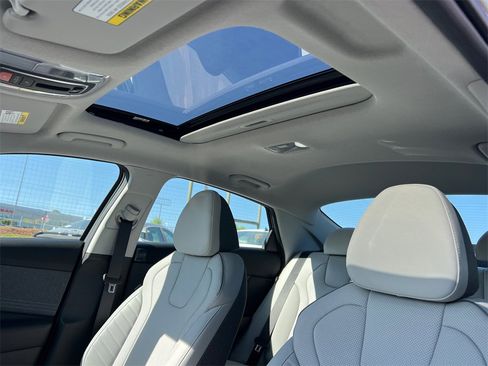 Certified 2025 Hyundai Elantra Limited image 32