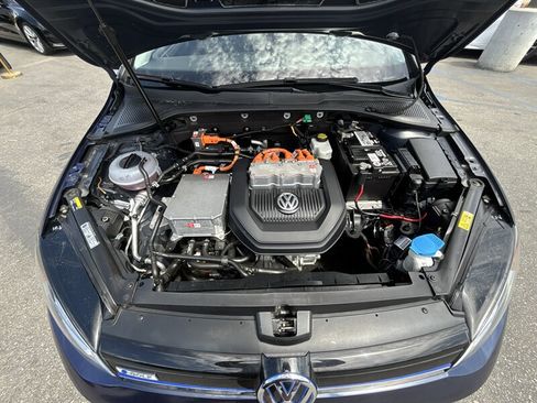Used 2016 Volkswagen e-Golf SE FWD image 16