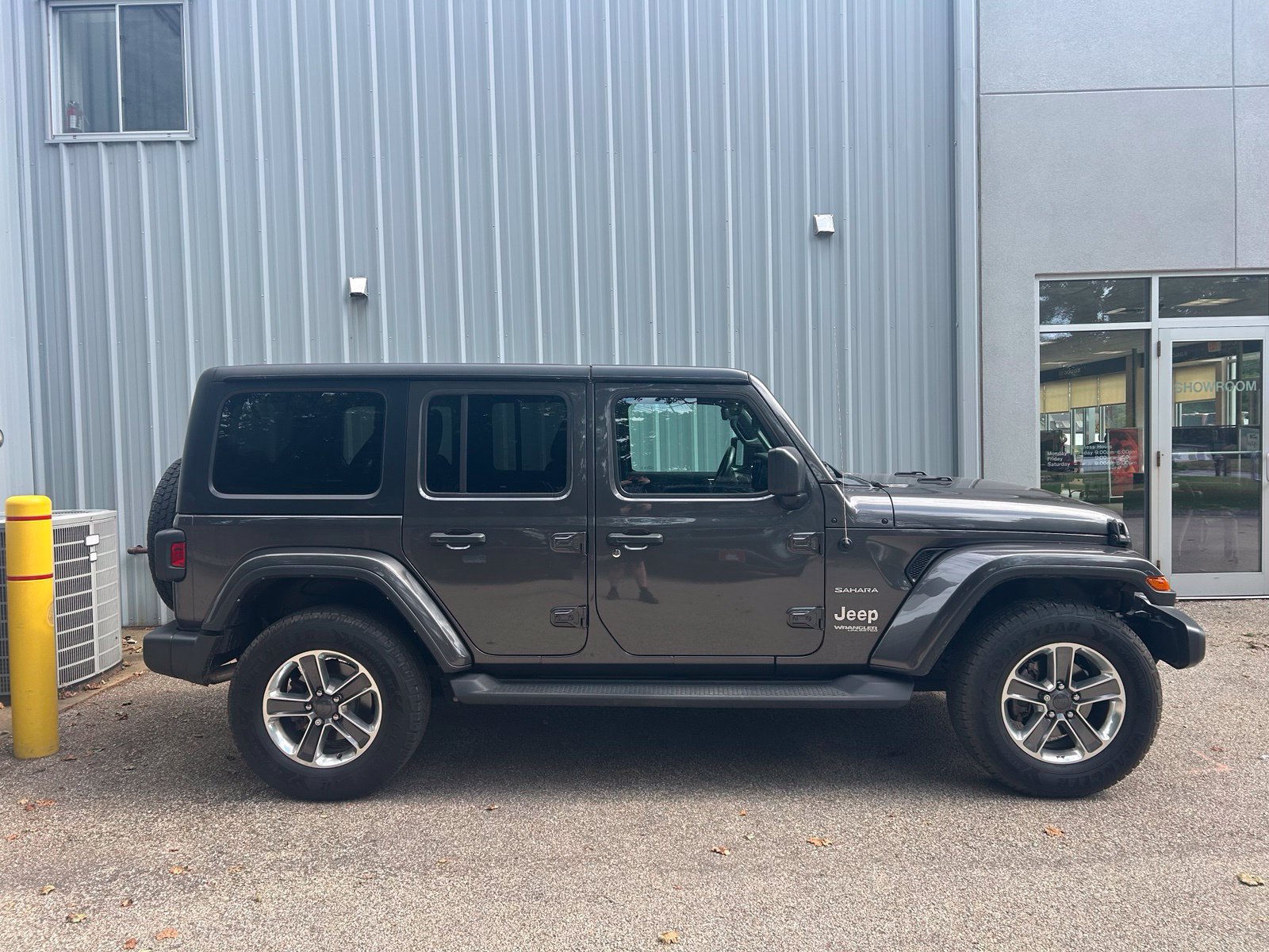 Used 2022 Jeep Wrangler Unlimited Sahara w/ Cold Weather Group AWD/4WD image 4