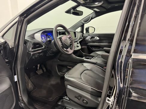 Used 2026 Chrysler Pacifica Limited FWD image 15