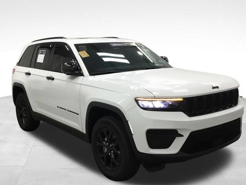 Used 2025 Jeep Grand Cherokee Altitude AWD/4WD image 4