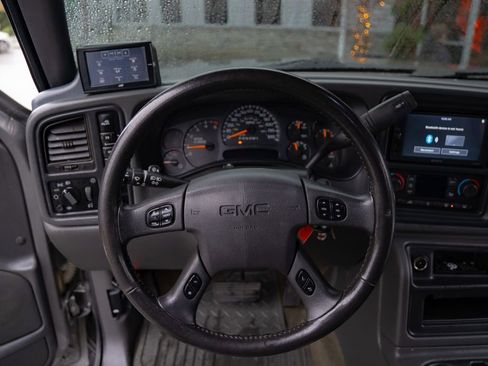 Used 2006 GMC Sierra 2500 SLT w/ Heavy-Duty Power Package image 18