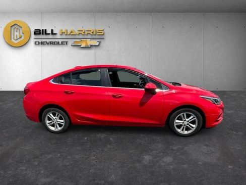 Used 2017 Chevrolet Cruze LT w/ Convenience Package FWD image 4