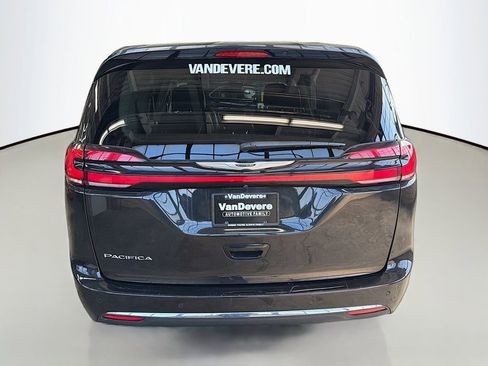 Used 2023 Chrysler Pacifica Touring-L FWD image 9