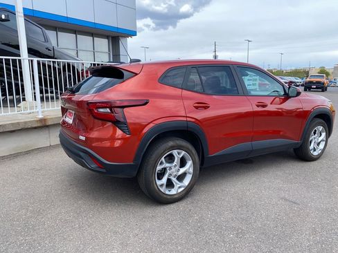 Used 2024 Chevrolet Trax LS w/ LS Convenience Package FWD image 5