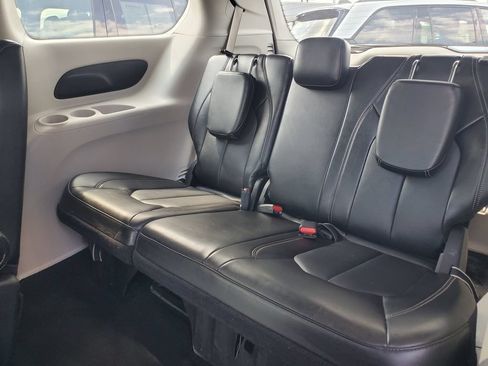 Used 2024 Chrysler Pacifica Touring-L FWD image 27