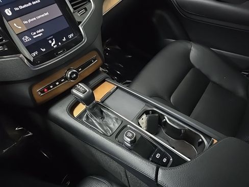 Used 2022 Volvo XC90 T6 Momentum w/ Advanced Package image 27