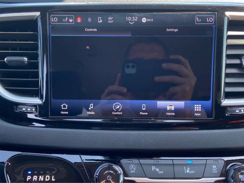Used 2024 Chrysler Pacifica Touring-L FWD image 34