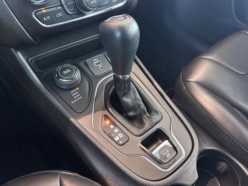 Used 2019 Jeep Cherokee Latitude Plus w/ Comfort/Convenience Group image 21