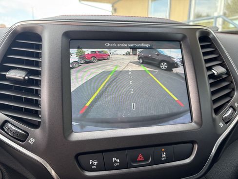 Used 2021 Jeep Cherokee Trailhawk w/ Technology Group AWD/4WD image 31