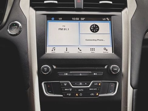 Used 2018 Ford Fusion SE w/ Fusion SE Technology Package FWD image 12