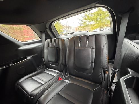 Used 2017 Ford Explorer XLT w/ Equipment Group 202A image 10