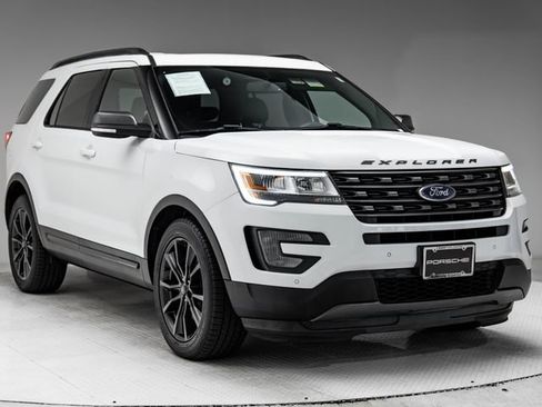 Used 2017 Ford Explorer XLT w/ Equipment Group 202A FWD image 32