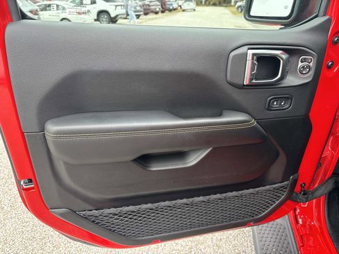 Used 2025 Jeep Wrangler Sahara image 17