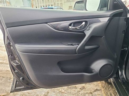 Used 2018 Nissan Rogue SV image 13