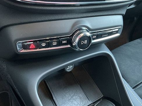 Certified 2025 Volvo XC40 B5 Plus image 24