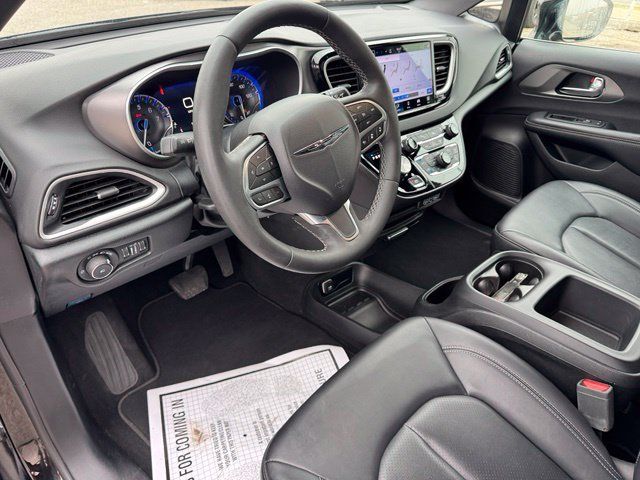 Used 2025 Chrysler Pacifica Select FWD image 14
