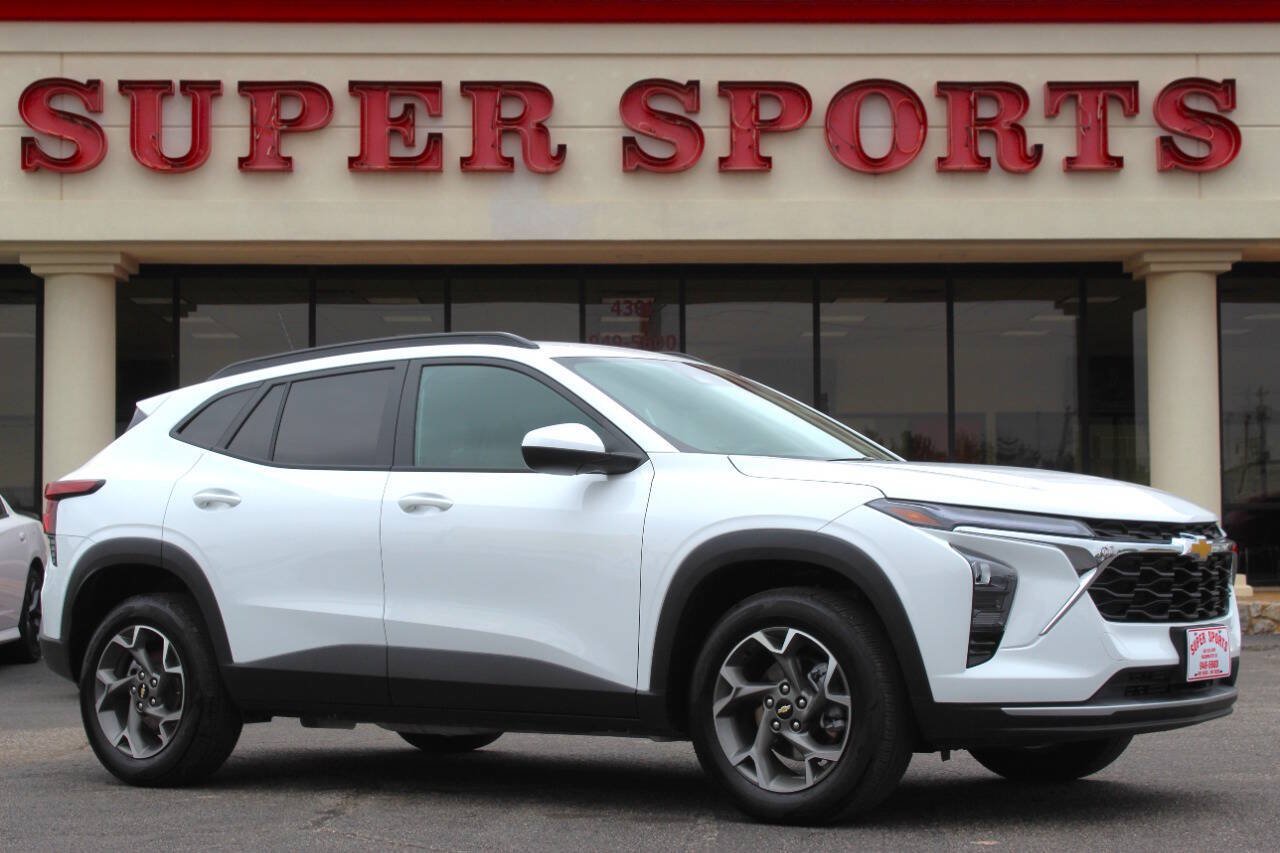 Used 2025 Chevrolet Trax LT FWD image 1