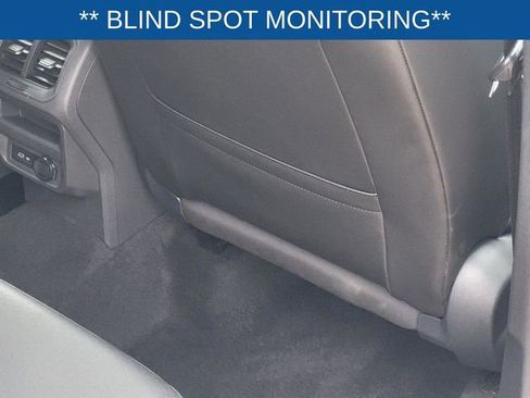 Used 2021 Volkswagen Tiguan SE image 17