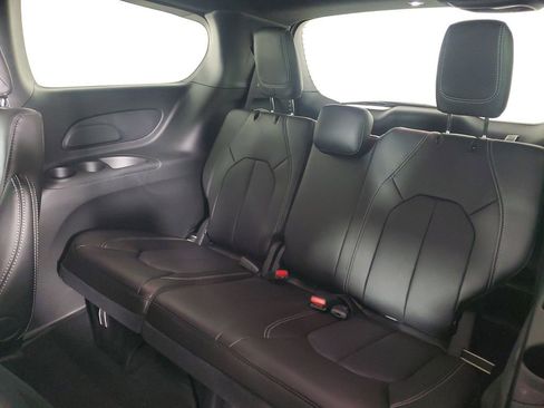 New 2026 Chrysler Pacifica Select image 14