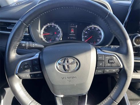 Used 2020 Toyota Highlander LE image 18