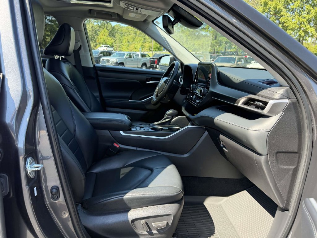 Used 2023 Toyota Highlander XLE FWD image 12