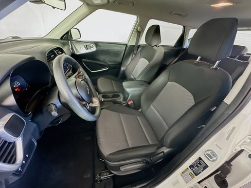 Used 2025 Kia Soul LX w/ LX Technology Package image 13