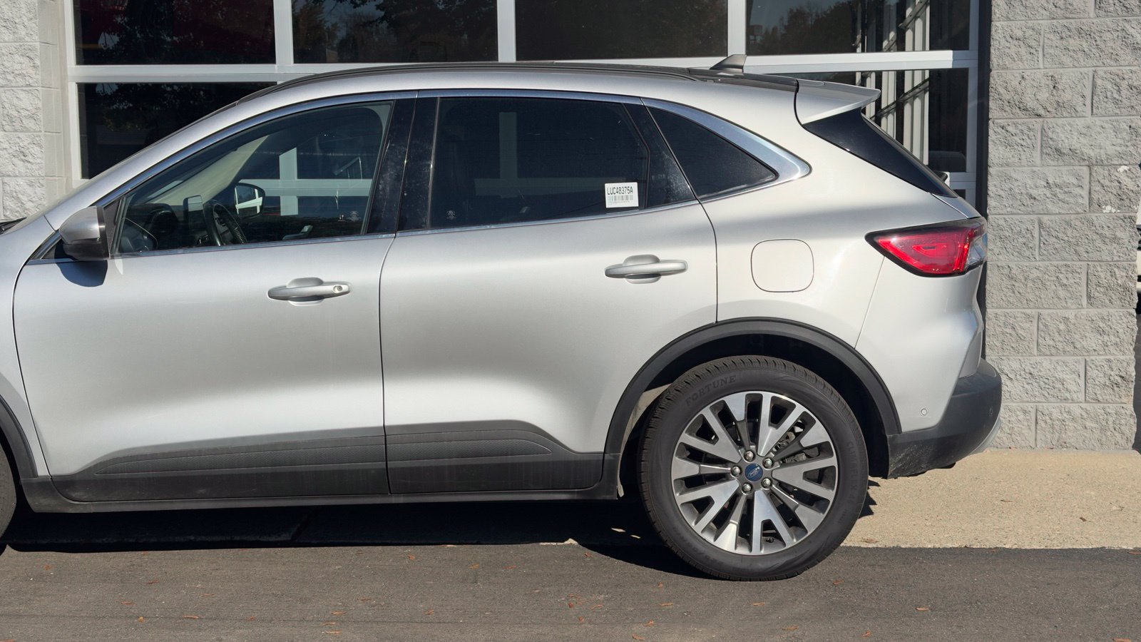 Used 2020 Ford Escape Titanium w/ Titanium Premium Package 2.0 AWD/4WD image 3