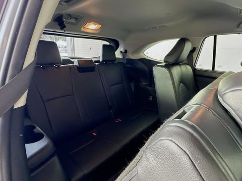 Used 2024 Toyota Highlander XLE FWD image 28