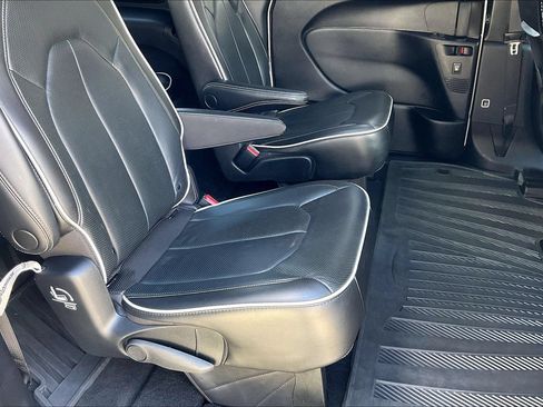 Used 2022 Chrysler Pacifica Limited w/ Uconnect Theater Family Group AWD/4WD image 18