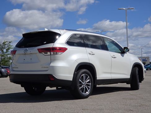 Used 2019 Toyota Highlander XLE AWD/4WD image 19