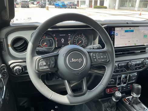 Certified 2025 Jeep Gladiator Sport AWD/4WD image 16