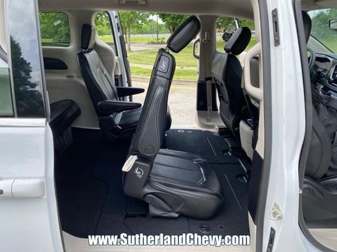 Used 2023 Chrysler Pacifica Touring-L FWD image 32