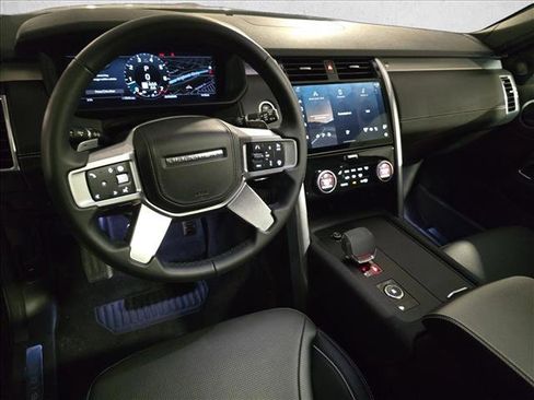 Certified 2024 Land Rover Discovery Dynamic SE image 18