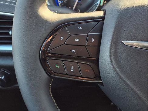 Used 2025 Chrysler Pacifica Limited image 13