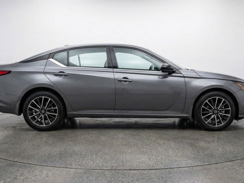 Used 2025 Nissan Altima 2.5 SV image 11