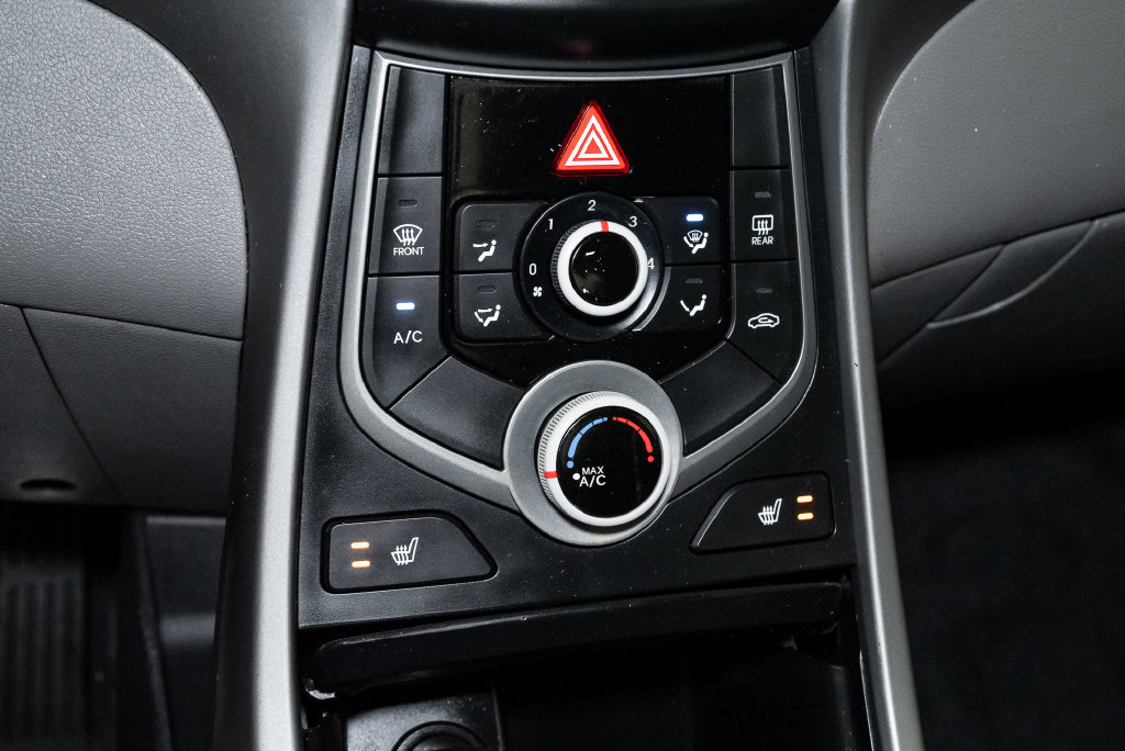 Used 2014 Hyundai Elantra SE w/ Option Group 02 FWD image 17
