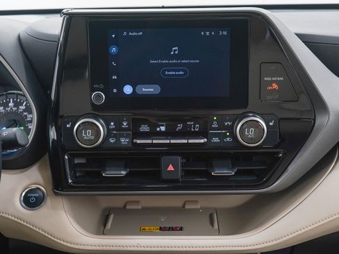Used 2025 Toyota Highlander XLE AWD/4WD image 15
